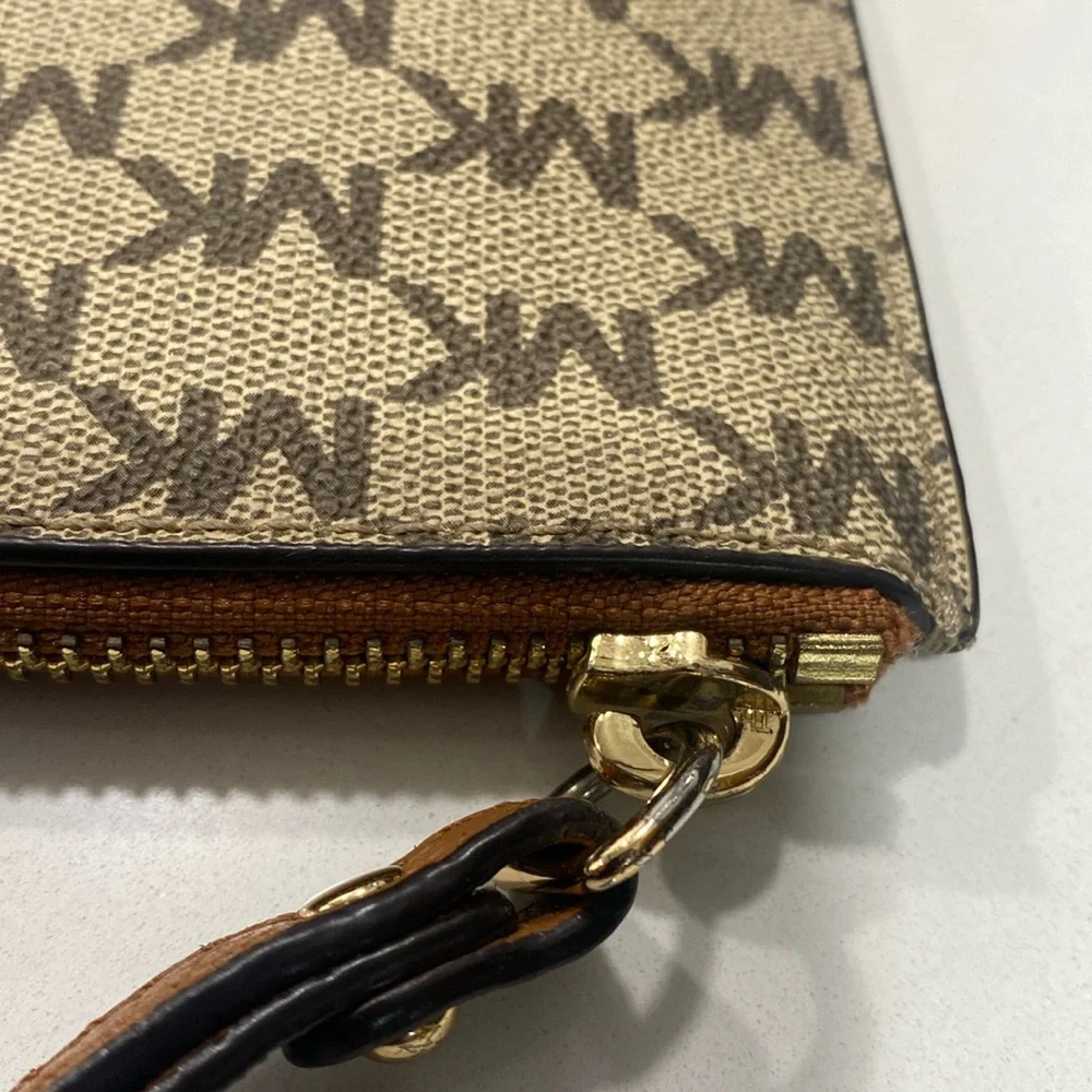 Michael Kors Aspen Jet‎ Set Zipper Clutch Wristlet